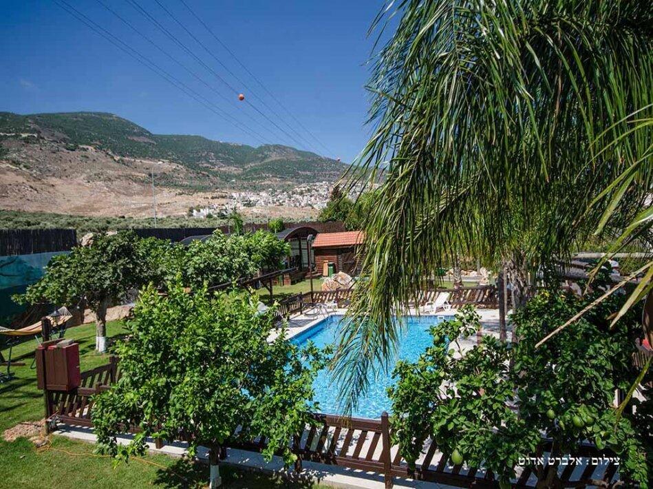 המתחם החיצוני - הבקתות של סיוון אירוח לפי שעה בבקתות קסומות בשזור 17177