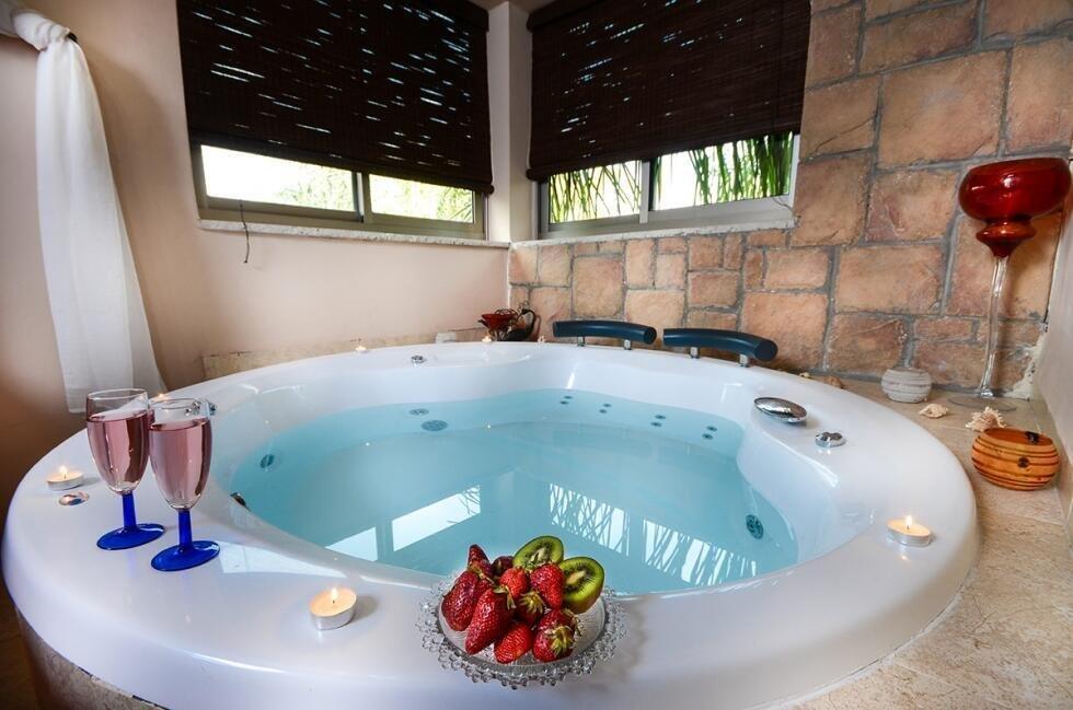 הסוויטה האדומה - אהבה במושבה - צימרים דיסקרטיים 5 דקות מטבריה, כל צימר עם מיטה זוגית, ג'קוזי זוגי, פינות ישיבה ועוד... 70022