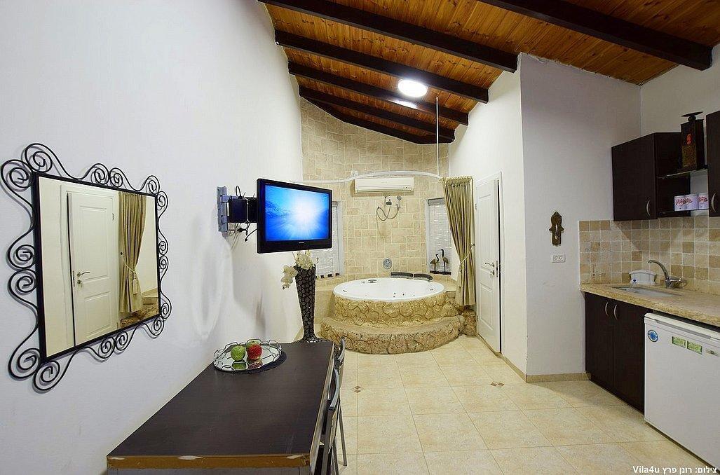 סוויטת הפנינה - אהבה במושבה - צימרים דיסקרטיים 5 דקות מטבריה, כל צימר עם מיטה זוגית, ג'קוזי זוגי, פינות ישיבה ועוד... 70004