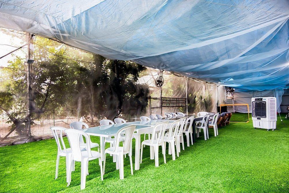 חצר ובריכה - ויליג' קומפלקס - 5 יחידות לאירוח שעתי בניר בנים 121815