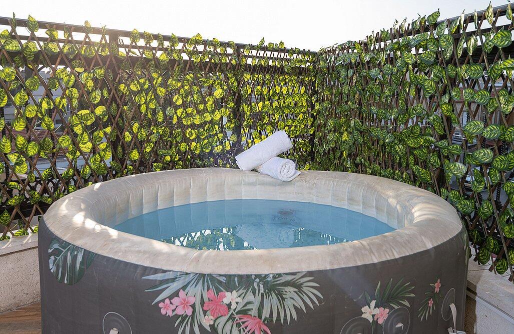 דירת אירוח זוגית עם גקוזי במרפסת - אהבה בתל אביב | פרטיות מוחלטת ואירוח לפי שעה 147722