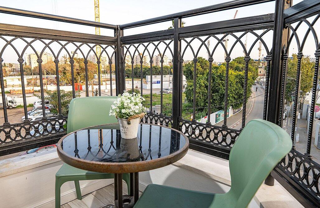 דירת אירוח זוגית עם גקוזי פנימי ומרפסת - אהבה בתל אביב | פרטיות מוחלטת ואירוח לפי שעה 147729