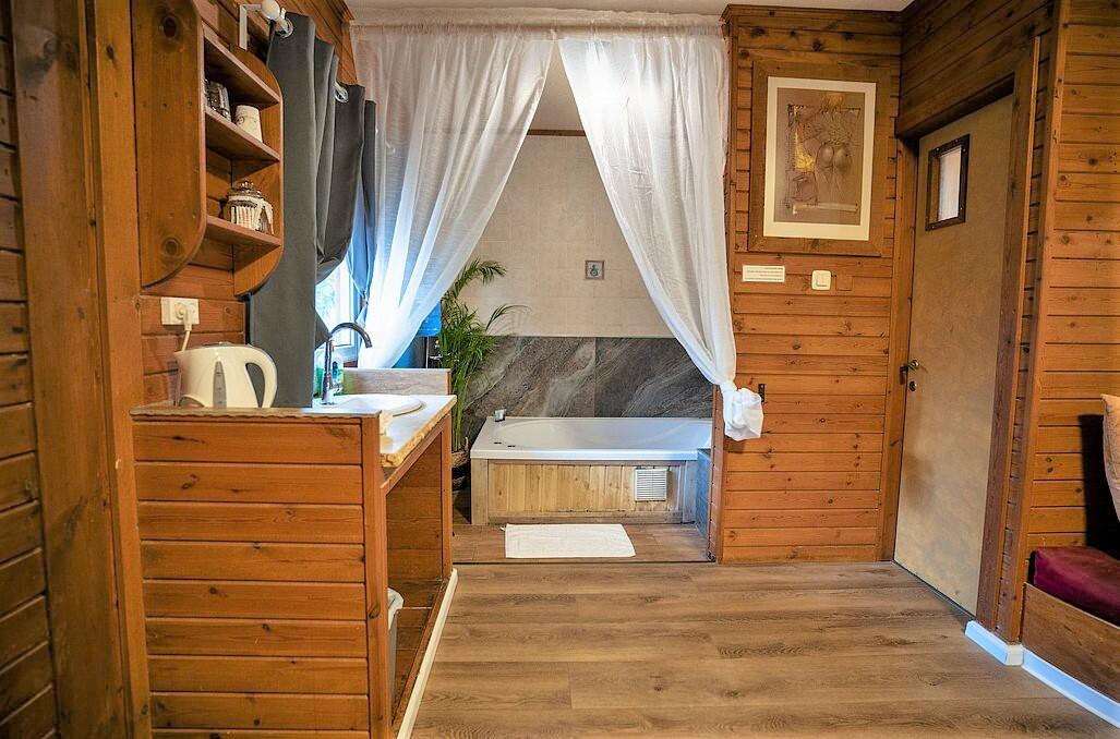 צימרים עם ג'קוזי פרטי - נווה בר-מלון בוטיק בכפר  דיסקרטי לזוגות 89109