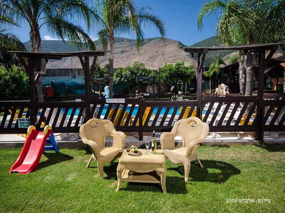 המתחם החיצוני - הבקתות של סיוון אירוח לפי שעה בבקתות קסומות בשזור 17172