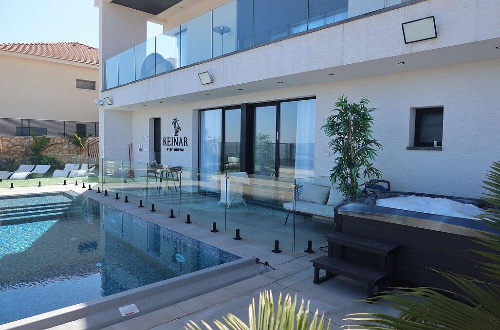 המתחם החיצוני - יוקרה בצפון - נופש שעתי, דיסקרטי בראש פינה 94284