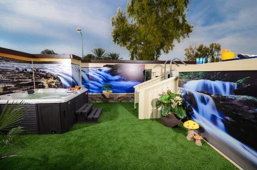 המתחם החיצוני - אהבה במושבה - צימרים דיסקרטיים 5 דקות מטבריה, כל צימר עם מיטה זוגית, ג'קוזי זוגי, פינות ישיבה ועוד... 69972