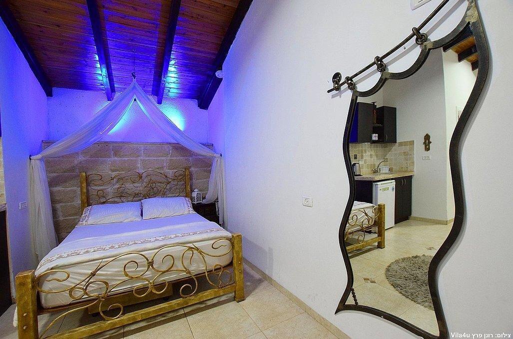 סוויטת הפנינה - אהבה במושבה - צימרים דיסקרטיים 5 דקות מטבריה, כל צימר עם מיטה זוגית, ג'קוזי זוגי, פינות ישיבה ועוד... 70001