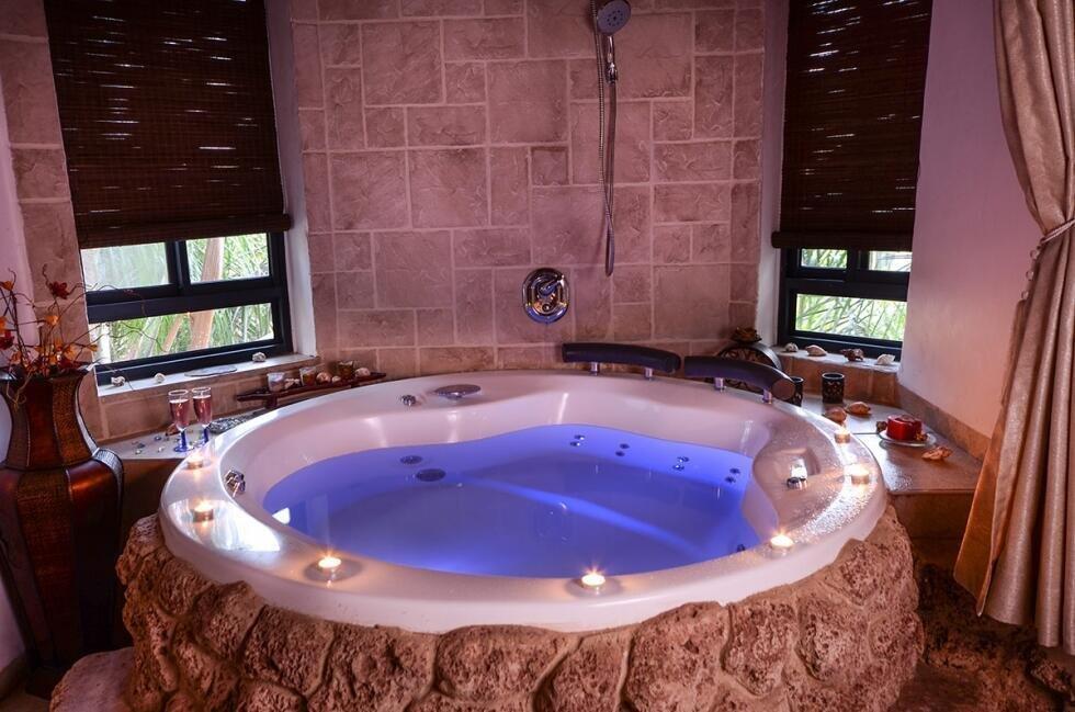 סוויטת הפנינה - אהבה במושבה - צימרים דיסקרטיים 5 דקות מטבריה, כל צימר עם מיטה זוגית, ג'קוזי זוגי, פינות ישיבה ועוד... 70010