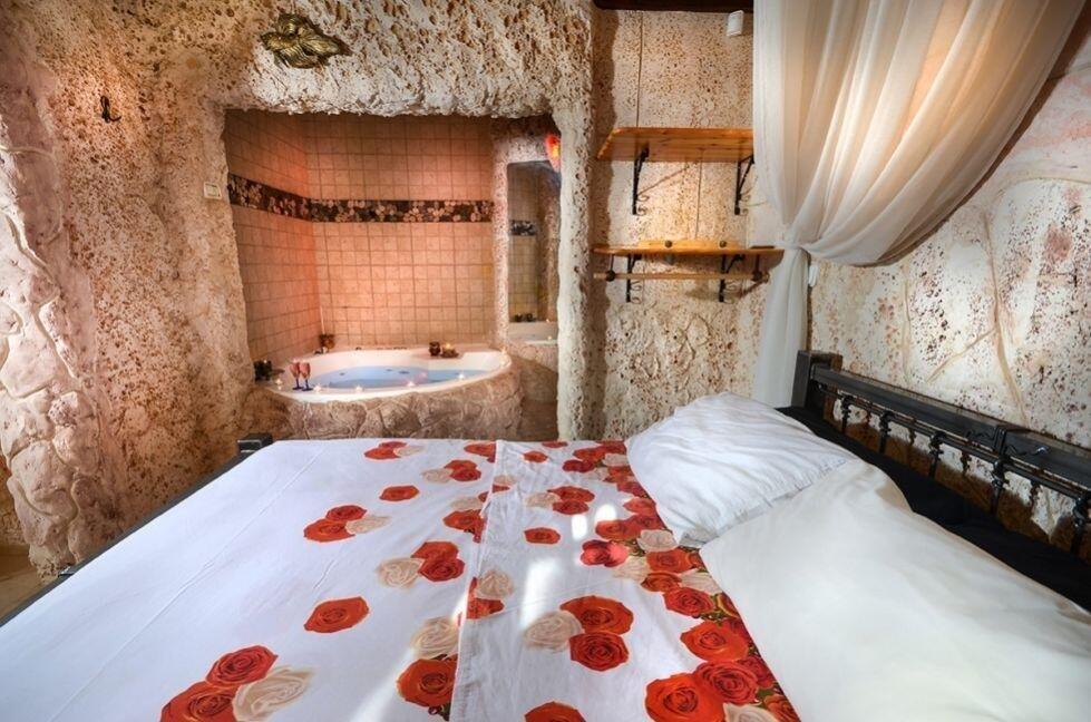 מערת האהבה - אהבה במושבה - צימרים דיסקרטיים 5 דקות מטבריה, כל צימר עם מיטה זוגית, ג'קוזי זוגי, פינות ישיבה ועוד... 69992