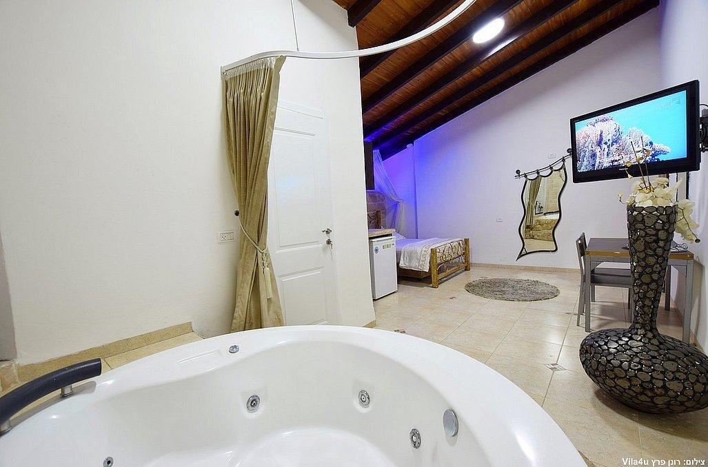 סוויטת הפנינה - אהבה במושבה - צימרים דיסקרטיים 5 דקות מטבריה, כל צימר עם מיטה זוגית, ג'קוזי זוגי, פינות ישיבה ועוד... 70005