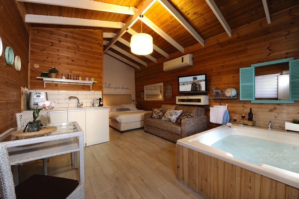 מתחם פנימי + טיפולי ספא - טרופי צימר ספא - 5 בקתות עץ בשזור - דירות VIP 113494