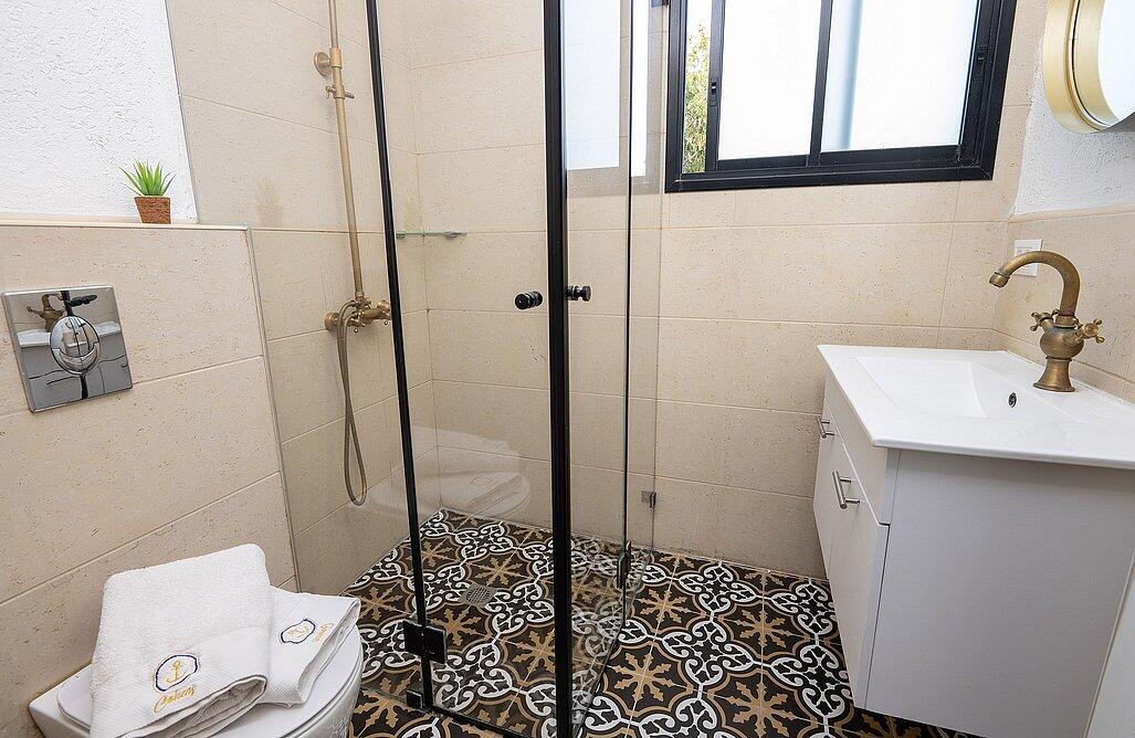 דירת אירוח זוגית עם גקוזי פנימי ומרפסת - אהבה בתל אביב | פרטיות מוחלטת ואירוח לפי שעה 147732