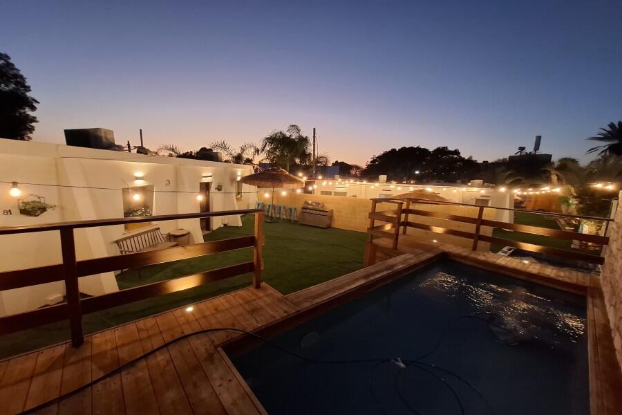 מתחם חיצוני בריכה וג'קוזי - כפר הים יחידות אירוח לפי שעה עם ג'קוזי על החוף 155443