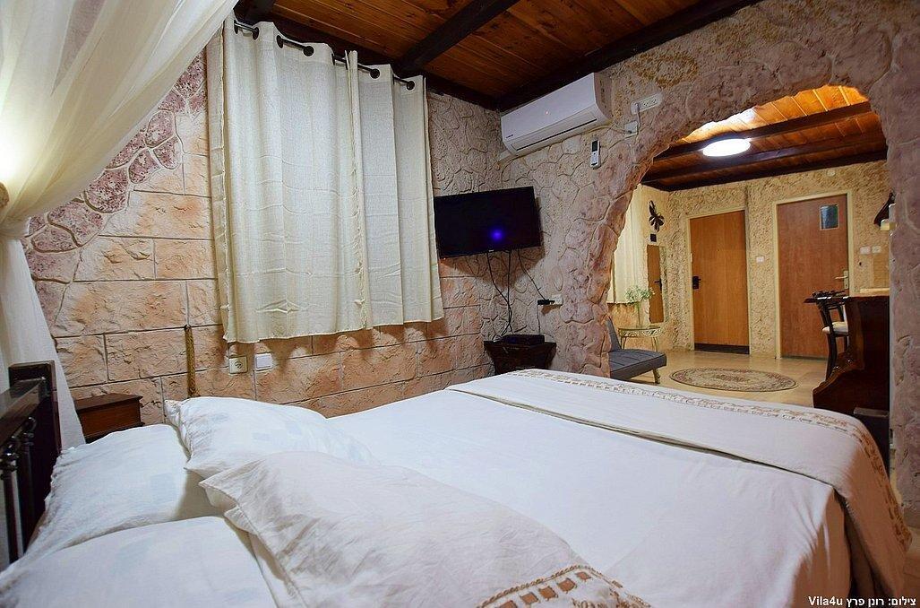 מערת האהבה - אהבה במושבה - צימרים דיסקרטיים 5 דקות מטבריה, כל צימר עם מיטה זוגית, ג'קוזי זוגי, פינות ישיבה ועוד... 69981