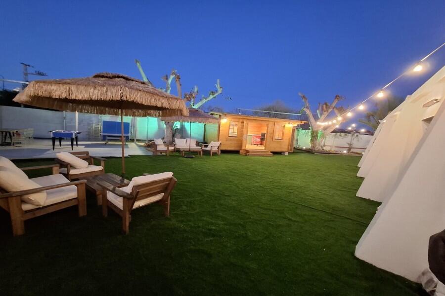 מתחם חיצוני בריכה וג'קוזי - כפר הים יחידות אירוח לפי שעה עם ג'קוזי על החוף 155429