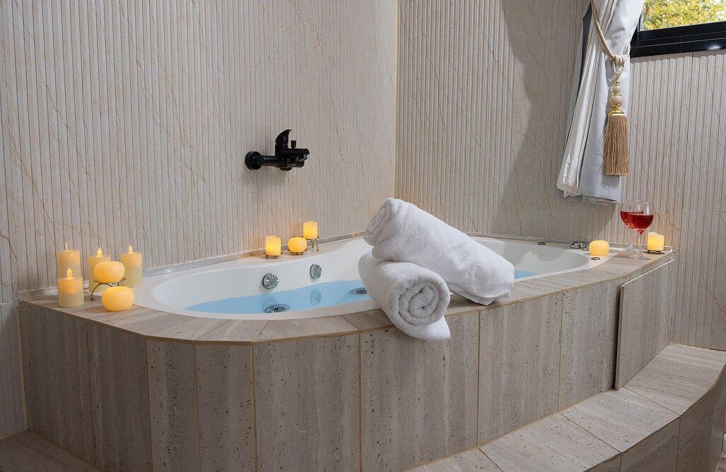 דירת אירוח זוגית עם גקוזי פנימי ומרפסת - אהבה בתל אביב | פרטיות מוחלטת ואירוח לפי שעה 147735