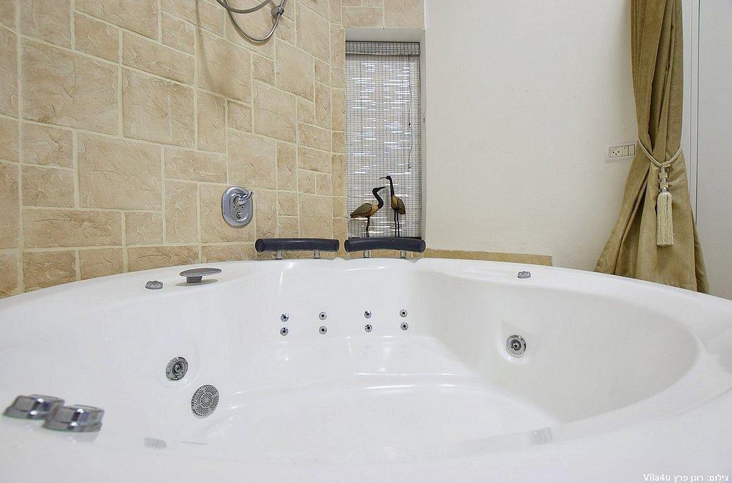 סוויטת הפנינה - אהבה במושבה - צימרים דיסקרטיים 5 דקות מטבריה, כל צימר עם מיטה זוגית, ג'קוזי זוגי, פינות ישיבה ועוד... 69998