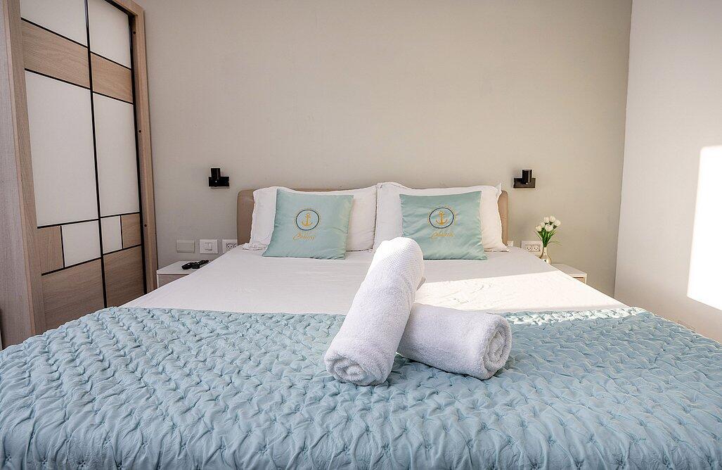 דירת אירוח זוגית עם גקוזי במרפסת - אהבה בתל אביב | פרטיות מוחלטת ואירוח לפי שעה 147715