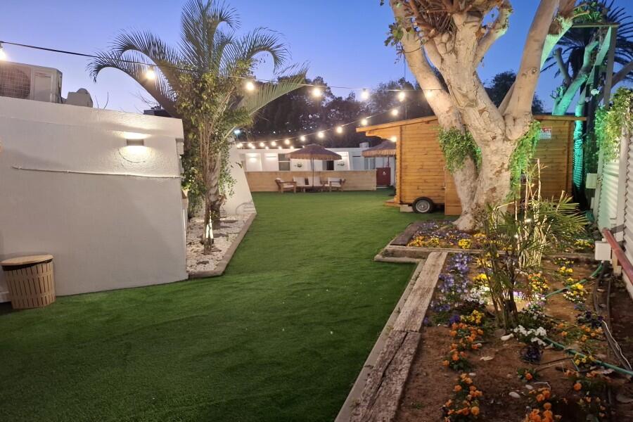 מתחם חיצוני בריכה וג'קוזי - כפר הים יחידות אירוח לפי שעה עם ג'קוזי על החוף 155437