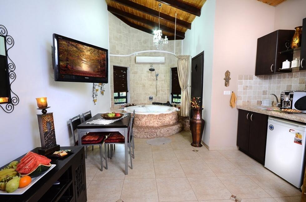 סוויטת הפנינה - אהבה במושבה - צימרים דיסקרטיים 5 דקות מטבריה, כל צימר עם מיטה זוגית, ג'קוזי זוגי, פינות ישיבה ועוד... 70009