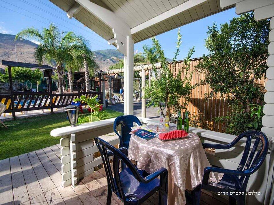 המתחם החיצוני - הבקתות של סיוון אירוח לפי שעה בבקתות קסומות בשזור 17175