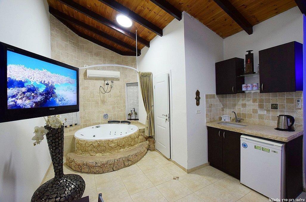 סוויטת הפנינה - אהבה במושבה - צימרים דיסקרטיים 5 דקות מטבריה, כל צימר עם מיטה זוגית, ג'קוזי זוגי, פינות ישיבה ועוד... 70002