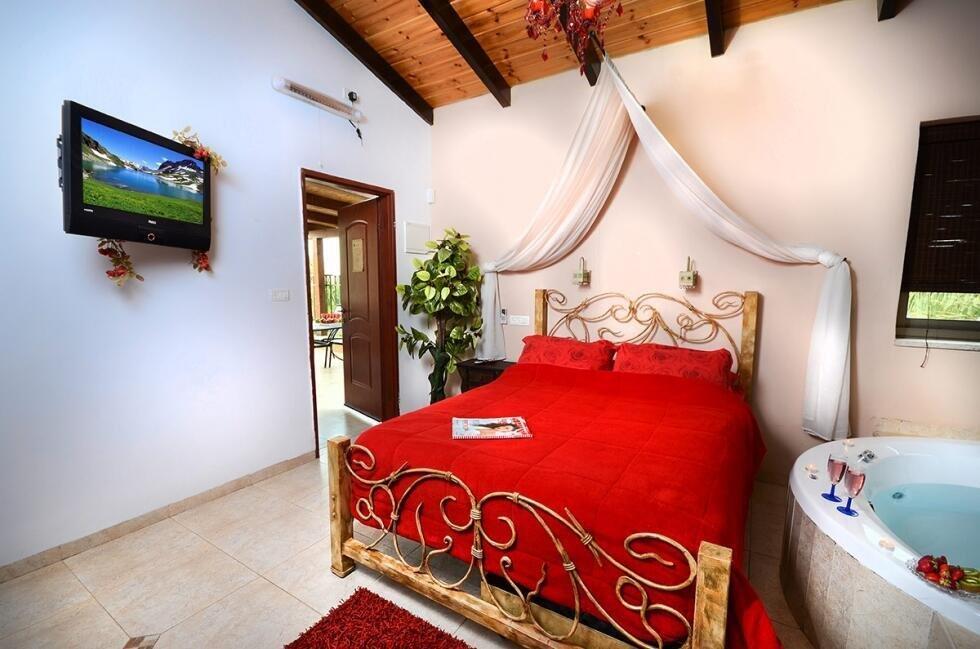 הסוויטה האדומה - אהבה במושבה - צימרים דיסקרטיים 5 דקות מטבריה, כל צימר עם מיטה זוגית, ג'קוזי זוגי, פינות ישיבה ועוד... 70018