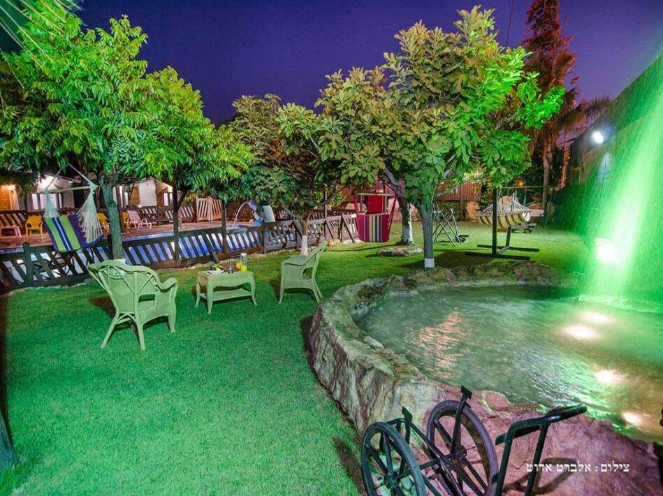 המתחם החיצוני - הבקתות של סיוון אירוח לפי שעה בבקתות קסומות בשזור 17166