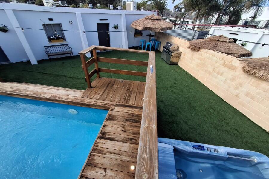 מתחם חיצוני בריכה וג'קוזי - כפר הים יחידות אירוח לפי שעה עם ג'קוזי על החוף 155442