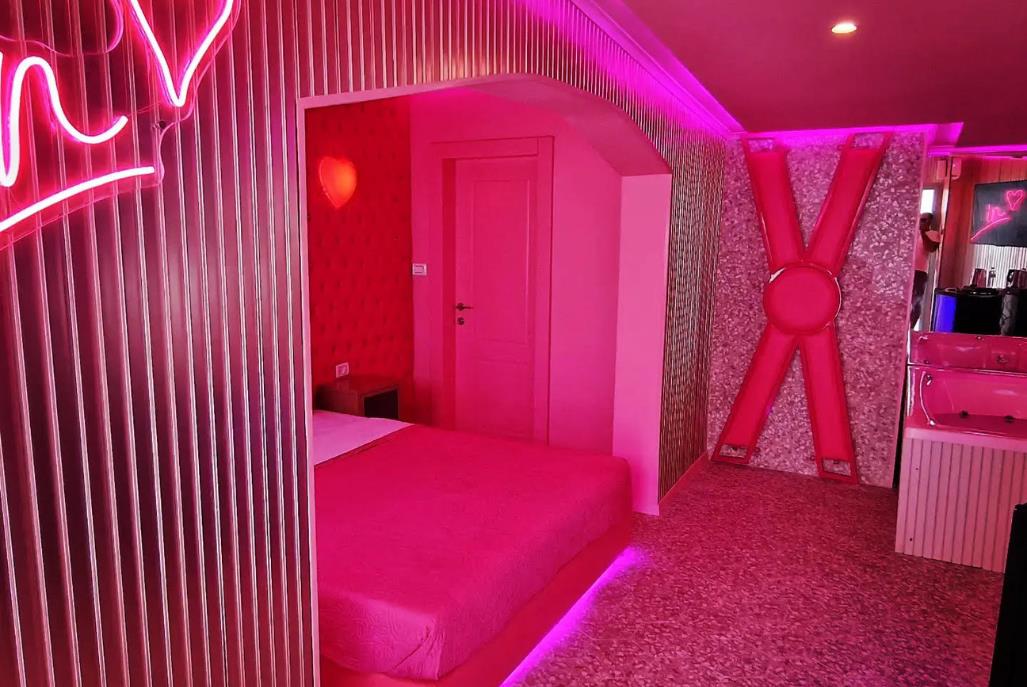 סוויטה ג'קוזי 105 אמור - ברוכים הבאים לסיקרטס - Secrets - חדרים וסוויטות לפי שעה במרכז הארץ 101156