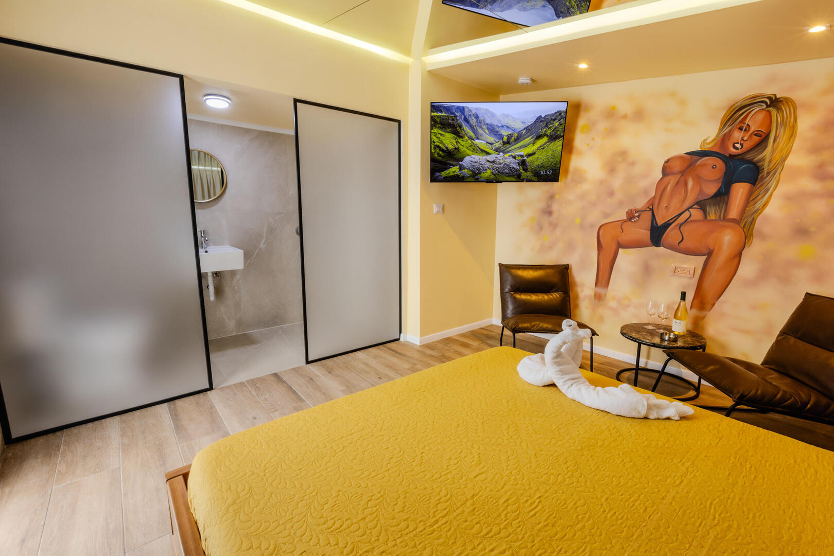 חדר 106 אמבר - ברוכים הבאים לסיקרטס - Secrets - חדרים וסוויטות לפי שעה במרכז הארץ 100922