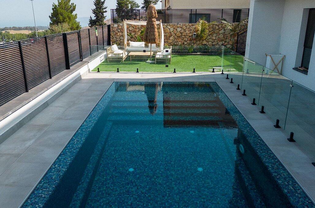 המתחם החיצוני - יוקרה בצפון - נופש שעתי, דיסקרטי בראש פינה 94280