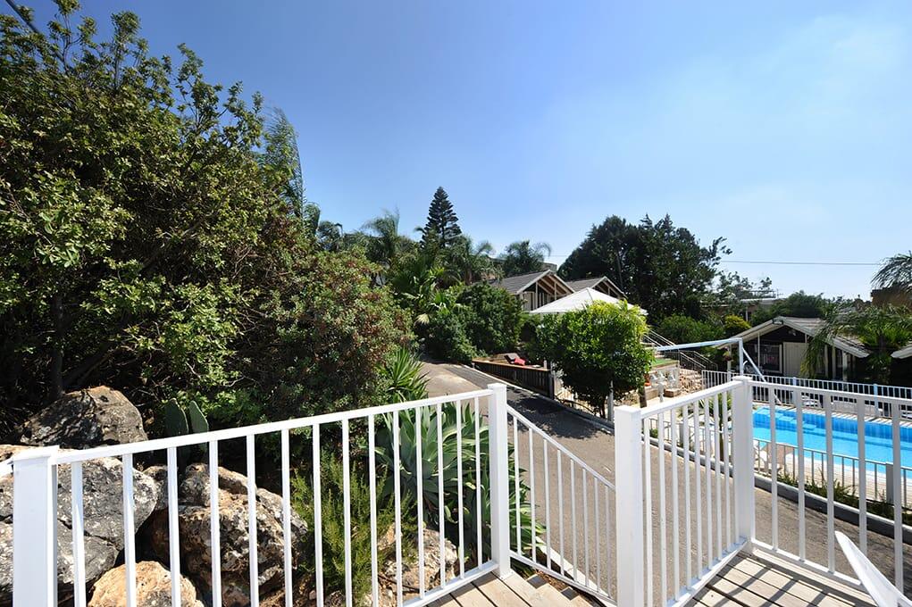 המתחם החיצוני - חוויה באופוריה - מתחם חדרים דיסקרטיים במושב שזור, לנופש זוגי ורומנטי 16382