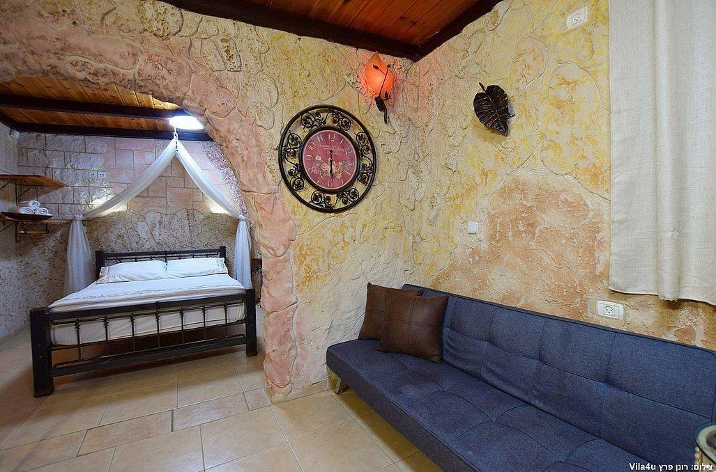 מערת האהבה - אהבה במושבה - צימרים דיסקרטיים 5 דקות מטבריה, כל צימר עם מיטה זוגית, ג'קוזי זוגי, פינות ישיבה ועוד... 69987