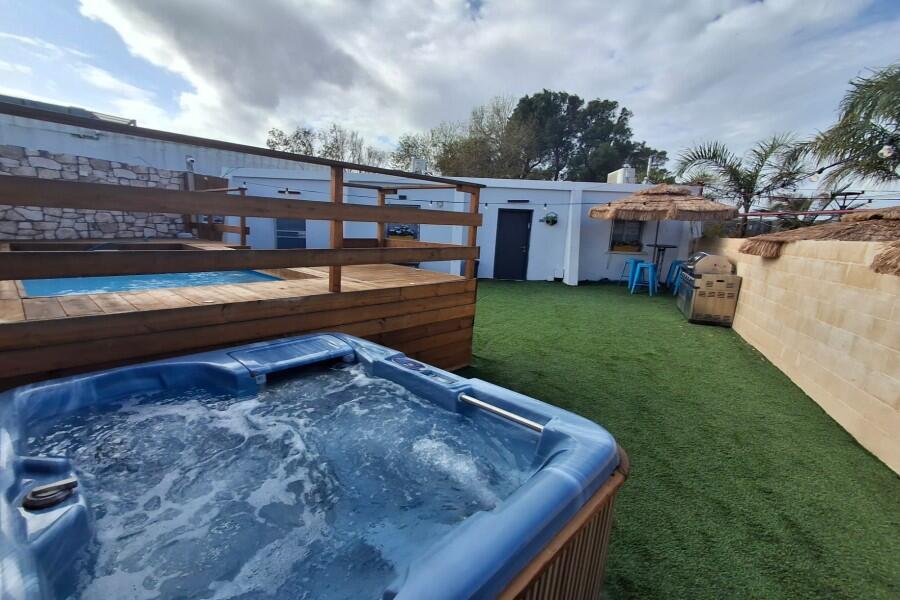 מתחם חיצוני בריכה וג'קוזי - כפר הים יחידות אירוח לפי שעה עם ג'קוזי על החוף 155439