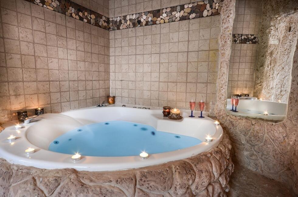 מערת האהבה - אהבה במושבה - צימרים דיסקרטיים 5 דקות מטבריה, כל צימר עם מיטה זוגית, ג'קוזי זוגי, פינות ישיבה ועוד... 69989