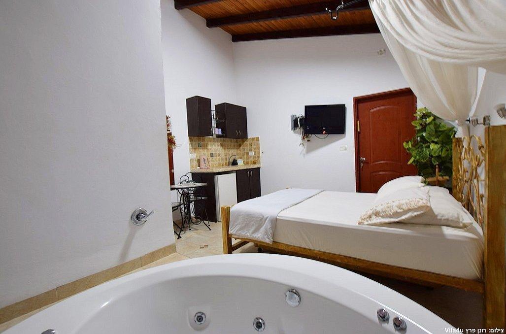 הסוויטה האדומה - אהבה במושבה - צימרים דיסקרטיים 5 דקות מטבריה, כל צימר עם מיטה זוגית, ג'קוזי זוגי, פינות ישיבה ועוד... 70011