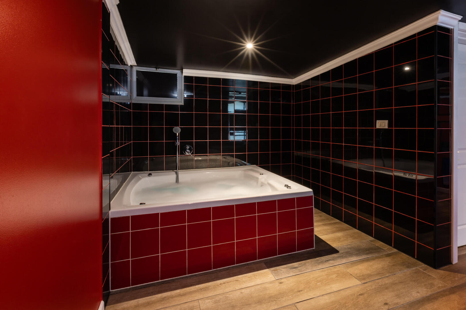 סוויטת ג'קוזי 102 קורל - ברוכים הבאים לסיקרטס - Secrets - חדרים וסוויטות לפי שעה במרכז הארץ 100908