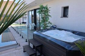 , כינר סוויטות יוקרה - ג'קוזי ספא עם זרמים